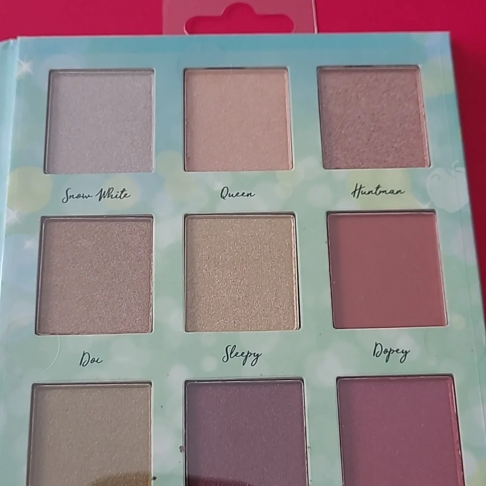 Disney Snow White and the Seven Dwarfs Eye Shadow Palette 12 Shades NWT Sealed